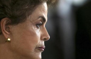 En la imagen, la presidenta de Brasil, Dilma Rousseff, en una rueda de prensa en Brasilia, abr 5, 2016. Ejecutivos de la segunda mayor compañía de ingeniería de Brasil, Andrade Gutierrez, dijeron en un testimonio que la campaña electoral del 2014 de la presidenta Dilma Rousseff fue financiada en parte con sobornos de grandes proyectos de construcción, reportó el jueves un diario local. REUTERS/Adriano Machado