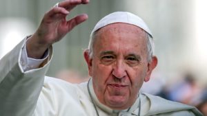 el-papa-saluda-y-abraza-calurosamente-a-50-exprostitutas-y-transexuales-en-el-vaticano