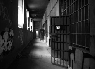 El hacinamiento migratorio como negocio: Krome y la industria de la detención en EEUU