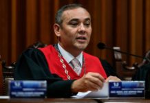 Cómo un juez destituido se convirtió en el principal artífice judicial de Maduro