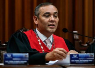 Cómo un juez destituido se convirtió en el principal artífice judicial de Maduro