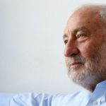 Premio Nobel de Economía: Se deben prohibir los bitcoins