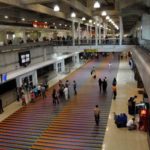 Régimen detiene y anula pasaporte de 120 niños que viajarían a Perú a ver sus padres