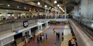 Régimen detiene y anula pasaporte de 120 niños que viajarían a Perú a ver sus padres