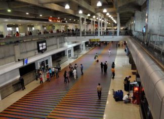 Régimen detiene y anula pasaporte de 120 niños que viajarían a Perú a ver sus padres