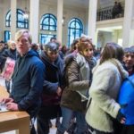 Ocupan una tienda de Apple en París para denunciar la evasión fiscal