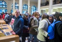 Ocupan una tienda de Apple en París para denunciar la evasión fiscal