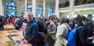 Ocupan una tienda de Apple en París para denunciar la evasión fiscal
