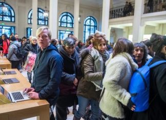Ocupan una tienda de Apple en París para denunciar la evasión fiscal