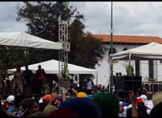 En procesión de la Divina Pastora feligresía obligó a funcionarios de la GNB a bajar de tarima