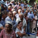 Abuelos duermen en las afueras de bancos en Anzoátegui para cobrar pensión