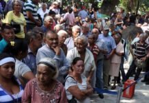 Abuelos duermen en las afueras de bancos en Anzoátegui para cobrar pensión