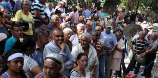 Abuelos duermen en las afueras de bancos en Anzoátegui para cobrar pensión