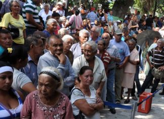 Abuelos duermen en las afueras de bancos en Anzoátegui para cobrar pensión
