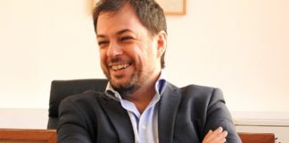 Oficialistas argentinos dicen que alto funcionario acusado corrupción debe dimitir