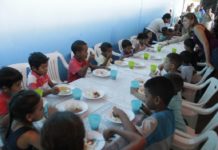 La solidaridad se sienta a la mesa en una barriada pobre de Venezuela