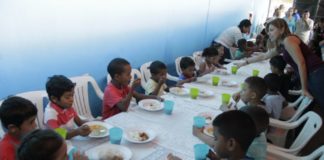 La solidaridad se sienta a la mesa en una barriada pobre de Venezuela