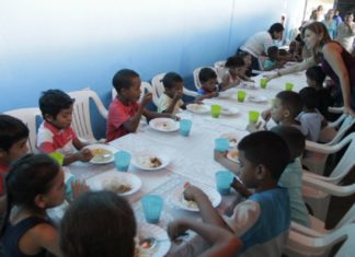 La solidaridad se sienta a la mesa en una barriada pobre de Venezuela