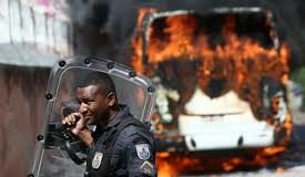 En Brasil decenas de vehículos incendiados en presunta guerra entre narcotraficantes