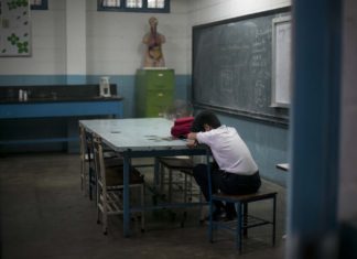 Escuelas venezolanas reportan ausentismo de 50% por falta de comida