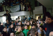 Revuelta de presos políticos en Caracas se mantiene y piden ayuda a Iglesia