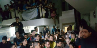 Revuelta de presos políticos en Caracas se mantiene y piden ayuda a Iglesia