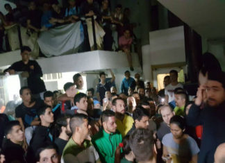 Revuelta de presos políticos en Caracas se mantiene y piden ayuda a Iglesia