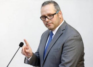 Sobreseen causa contra hijo de la expresidenta Bachelet por delito de cohecho