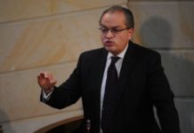 Procurador general de Colombia dice que el país está «inundado en coca»