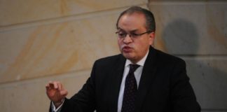 Procurador general de Colombia dice que el país está «inundado en coca»