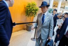 Ministro de Finanzas nipón devuelve un año de sueldo tras escándalo