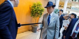 Ministro de Finanzas nipón devuelve un año de sueldo tras escándalo