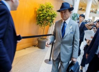 Ministro de Finanzas nipón devuelve un año de sueldo tras escándalo