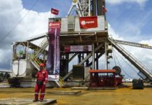 Los trabajadores huyen y ladrones saquean al gigante petrolero de Venezuela
