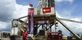 Los trabajadores huyen y ladrones saquean al gigante petrolero de Venezuela