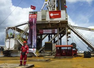 Los trabajadores huyen y ladrones saquean al gigante petrolero de Venezuela