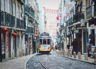 Detienen a hijo de ex embajador de España en Venezuela por lavado de dinero de Pdvsa