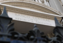 Allanaron 20 bancos en Argentina por maniobras ilegales en el mercado cambiario