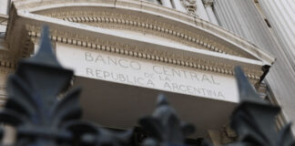 Allanaron 20 bancos en Argentina por maniobras ilegales en el mercado cambiario