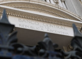 Allanaron 20 bancos en Argentina por maniobras ilegales en el mercado cambiario