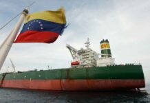 Seis buques con 3 millones de barriles de petróleo permanecen en costas venezolanas