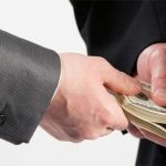 ¿Por qué los funcionarios exigen sobornos?