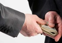 ¿Por qué los funcionarios exigen sobornos?