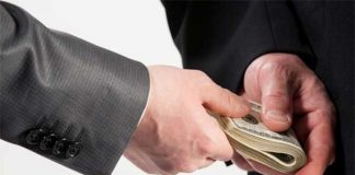 ¿Por qué los funcionarios exigen sobornos?