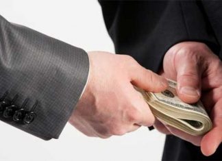 ¿Por qué los funcionarios exigen sobornos?