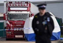 Hallan 39 cadáveres en un camión en UK que apunta a tráfico de personas