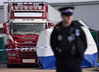 Hallan 39 cadáveres en un camión en UK que apunta a tráfico de personas