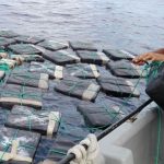Traficantes sobreviven a naufragio al usar cargamento de cocaína como flotador (Video)