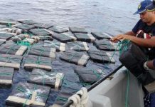 Traficantes sobreviven a naufragio al usar cargamento de cocaína como flotador (Video)