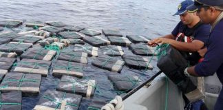 Traficantes sobreviven a naufragio al usar cargamento de cocaína como flotador (Video)